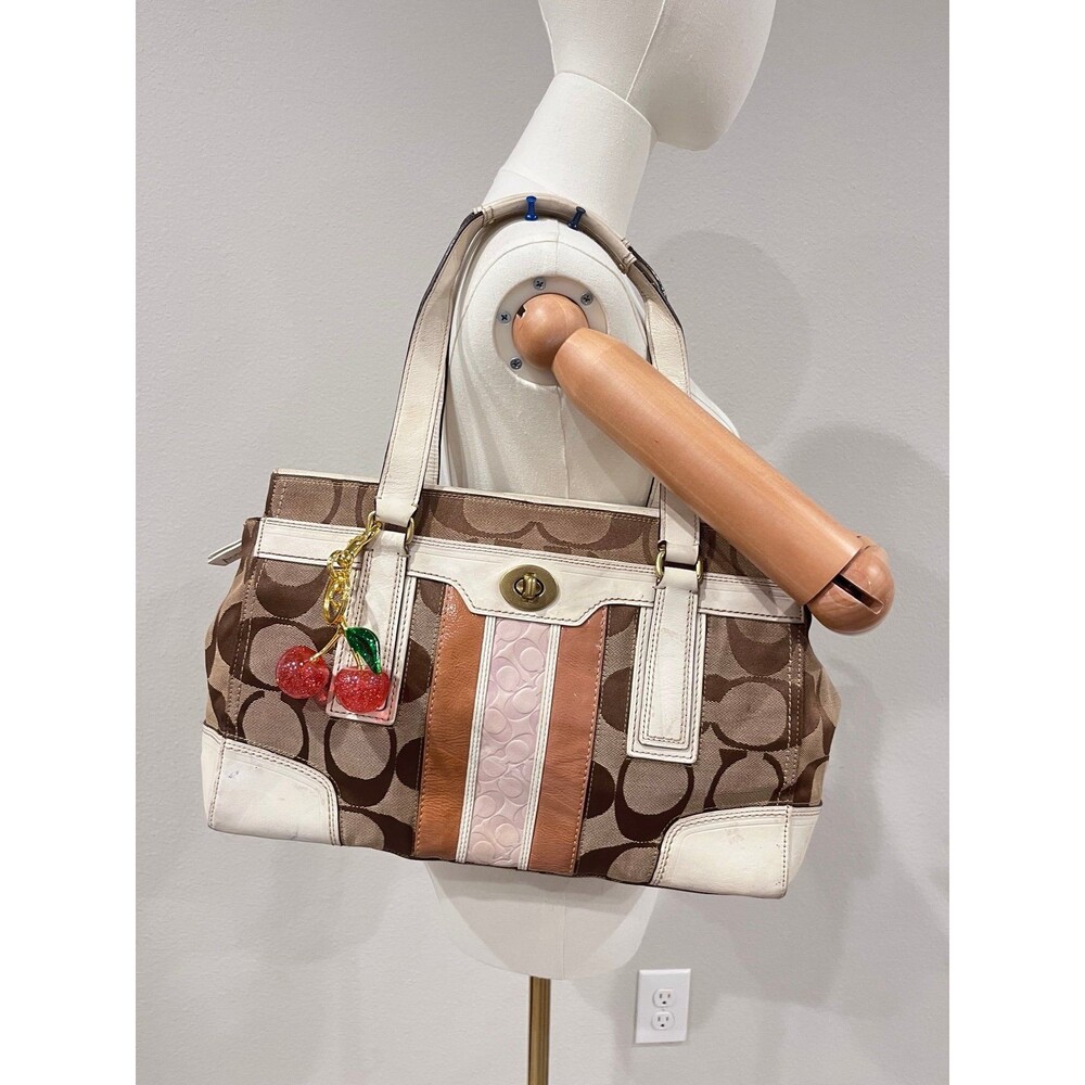 COACH HAMPTONS SIGNATURE MEDIUM CARRYALL TOTE BAG.